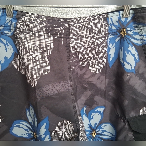 Hurley Men's Black and Blue Floral Shorts/Board Shorts Size 34 P - Picture 5 of 8